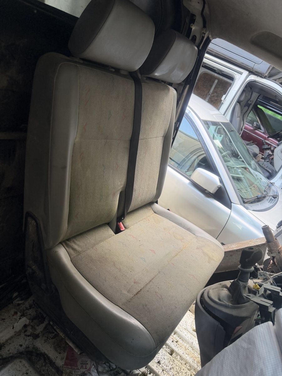 VW Tutti pezzi di ricambio auto: VW T5 2er sitzbank Leder/ Stoff – Usato da Widnau venduto da Gasser_Auto 1