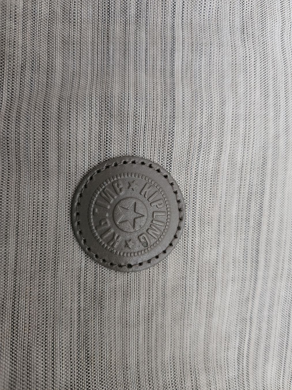 Kipling Sacs femmes: Umhaengetasche Kipling grau beige guter Zustand – D'occasion à Stetten AG par Churros01 4