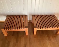 Zwei massive Holztische