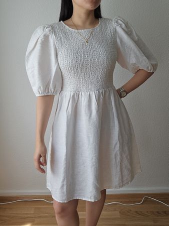 Weisses Kleid aus 100% Leinen, neu, Gr. M gesmokt