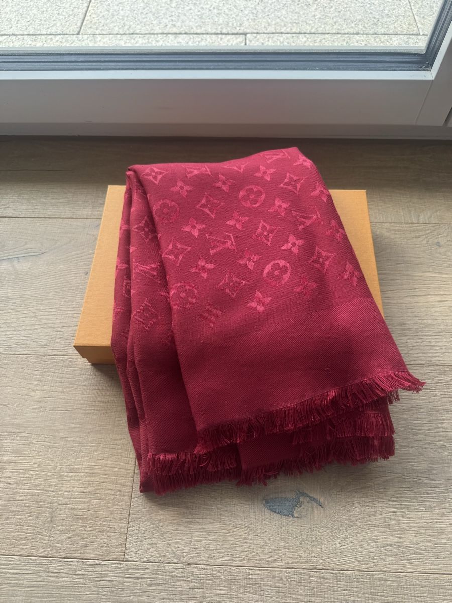 Louis Vuitton Foulard & Sciarpe: Louis Vuitton Monogram Classic Scarf with Box - Red – Usato da Meilen venduto da vic_9wmf 1