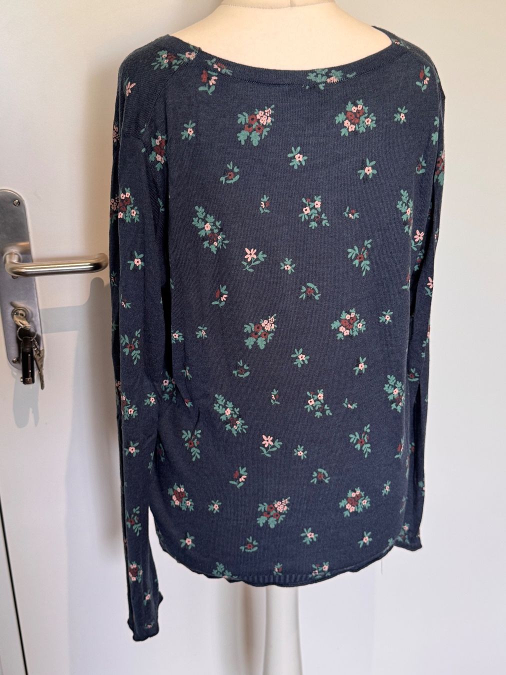 Maglioni & Felpe: Dünner Pullover MUSTANG Gr. XS Floral Blumen – Usato da Rothrist venduto da Fondgruebe 1