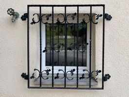 Schmiedeeisernes Fenstergitter