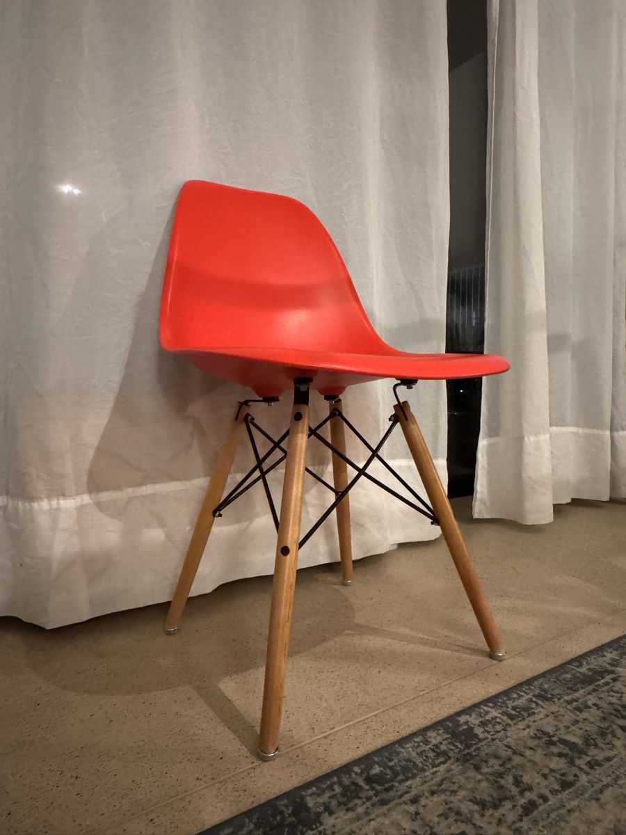 Stühle: Vitra Eames DSW Stuhl Replica in Rot – Gebraucht aus Zürich von VZN 4