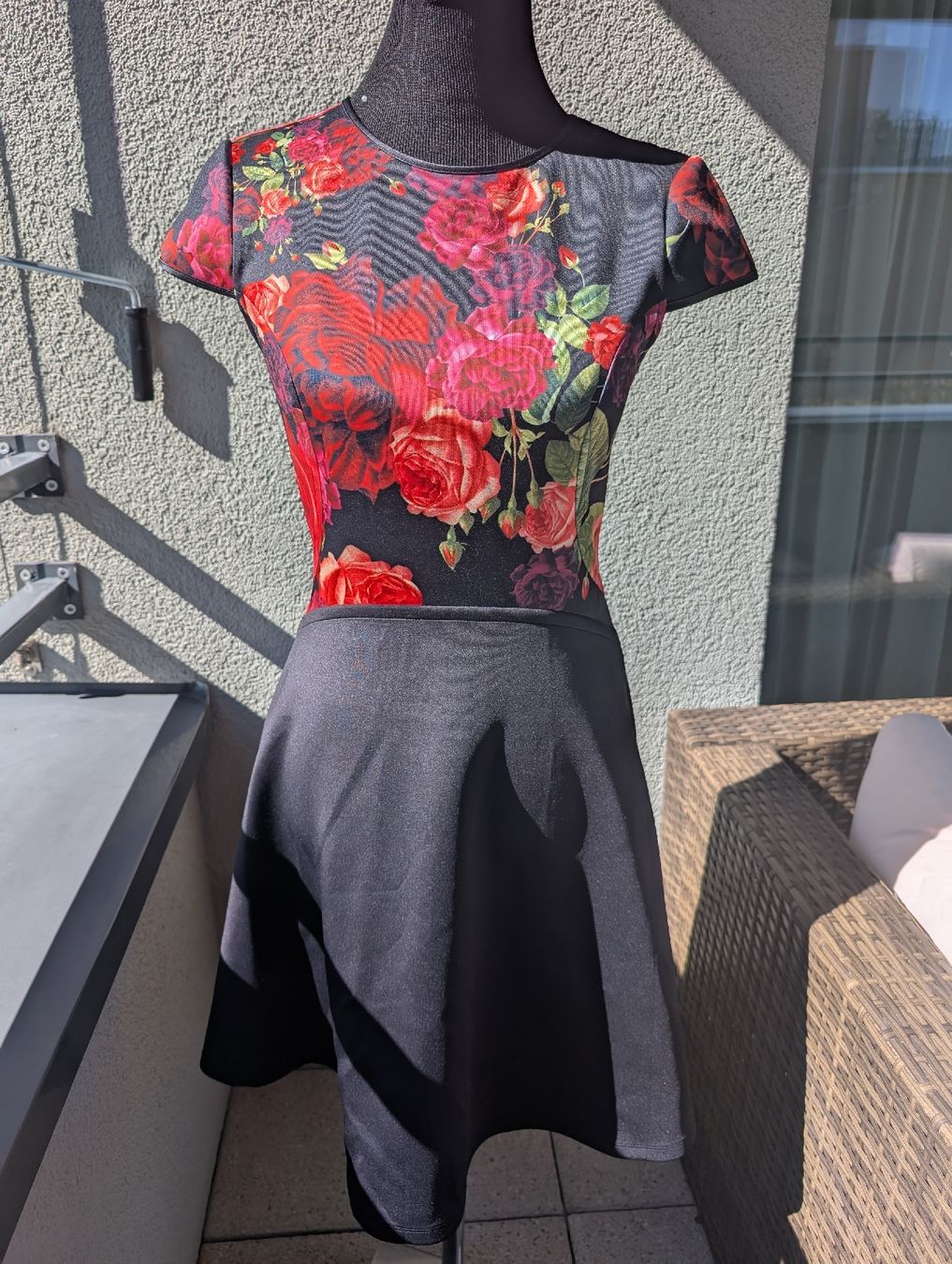 Ted Baker Kleider: Elegantes Ted Baker Kleid mit Rosenmuster – Gebraucht aus Richterswil von Estreja9 3