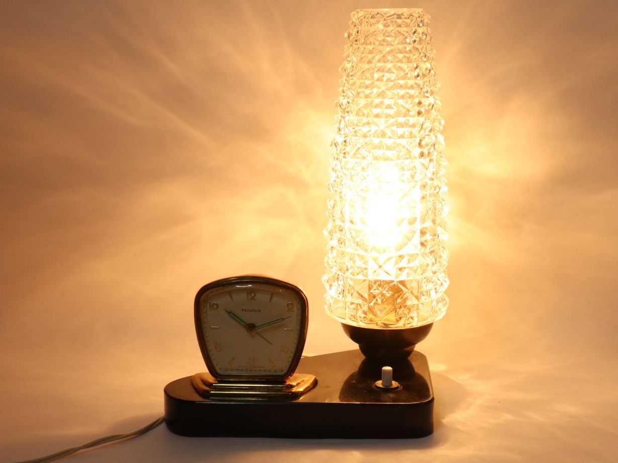 Stand- & Wanduhren: Antike Nachttischlampe mit Wecker Vintage – Gebraucht aus Eschenbach SG von Astalavista 1