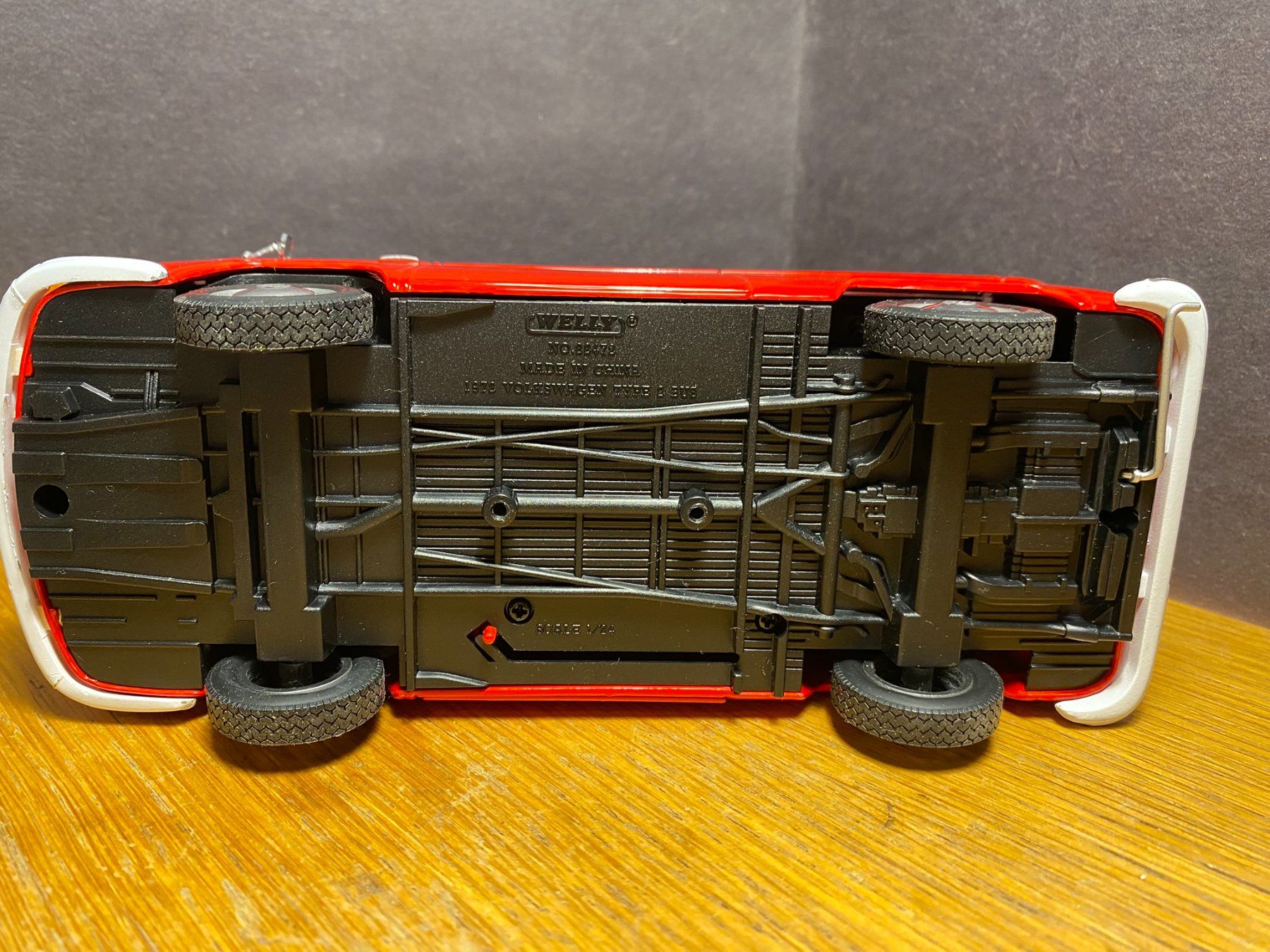 Welly Modellini d'auto: VW T2 Bulli - Welly 1:24 – Usato da Spiez venduto da Mlandcruiser 9