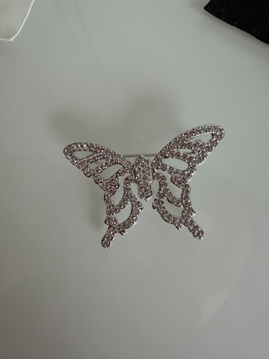 Swarovski Spille & Fermagli: Broche papillon Swarovski ornée de strass – Usato da Cressier FR venduto da Kvito4ka 4