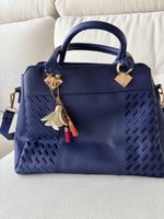Sac à main bleu marine élégant avec breloque décorative