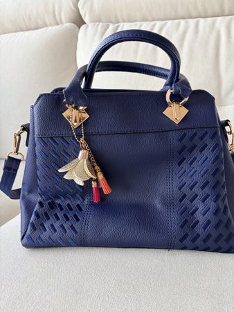 Sac à main bleu marine élégant avec breloque décorative