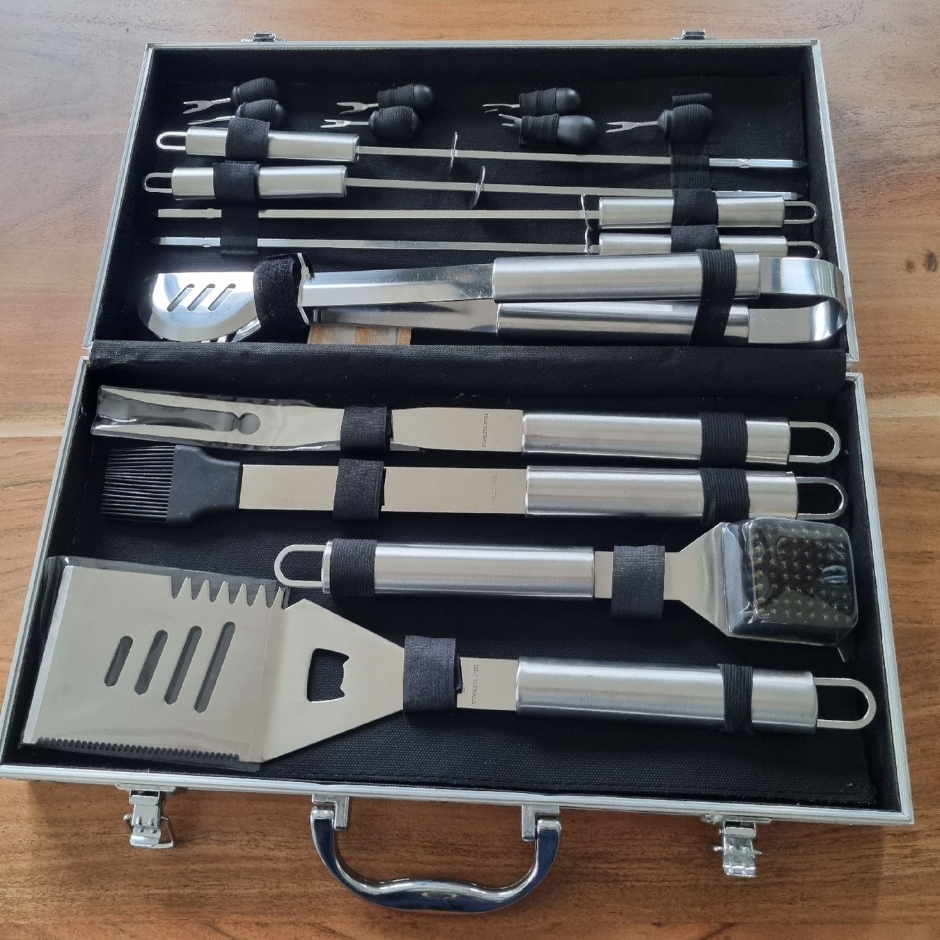 Set di posate: Grill Besteckkoffer 16 Teilig – Nuovo (secondo la descrizione) da Zürich venduto da ret_7ppg 1