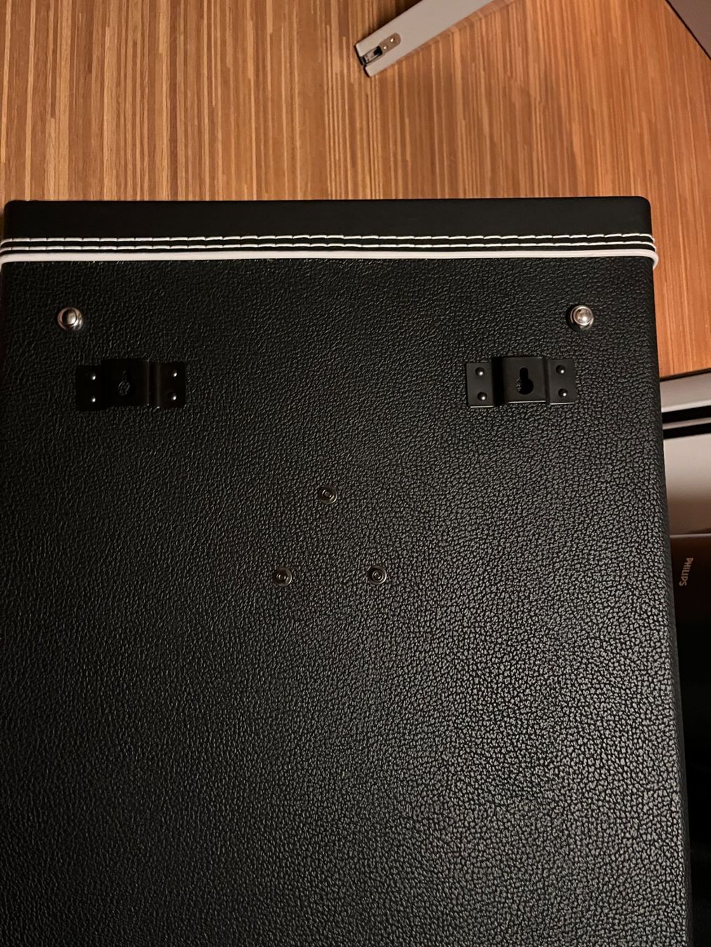 Supporti per strumenti musicali & leggii: Fender Guitar Display Case Schwarz – Nuovo (secondo la descrizione) da Zürich venduto da die_hm7l 7