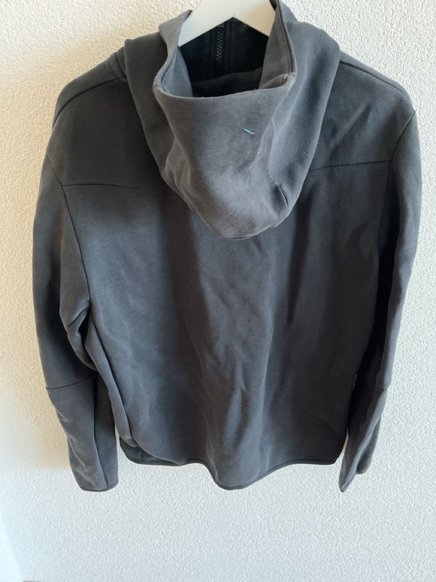 Nike Vestes: Jaquette noire Nike – D'occasion à Mont-sur-Lausanne par Pioutch 1