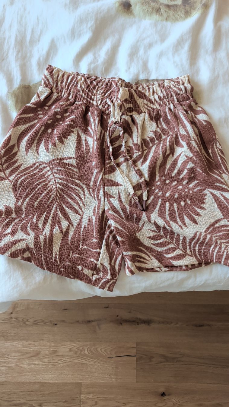 Pantalons: kurze Stoffhose – Neuf (Voir description) à Nenzlingen par mon_q2h8