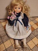 Porzellanpuppe mit Blumen und Entenmotiv geblümtes Kleid