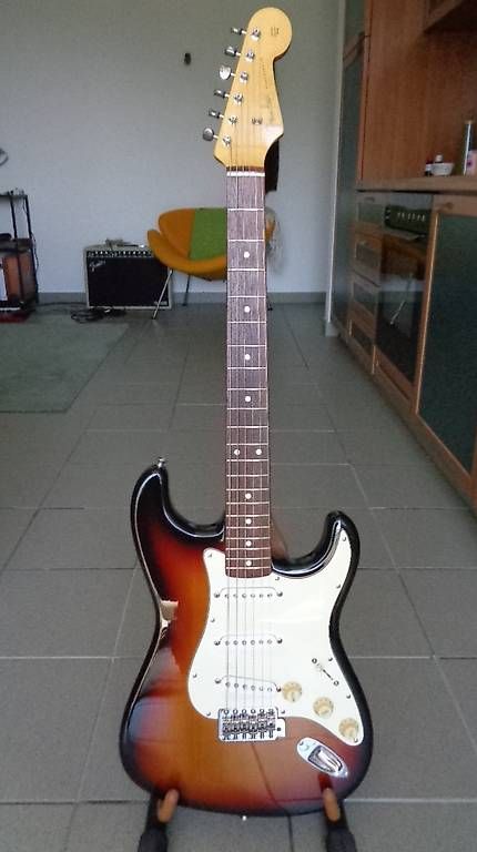 Fender Musikinstrumente: Fender Stratocaster N Serial Three Tone Sunburst 1993/4 – Gebraucht aus Pianezzo von JapanGuitars
