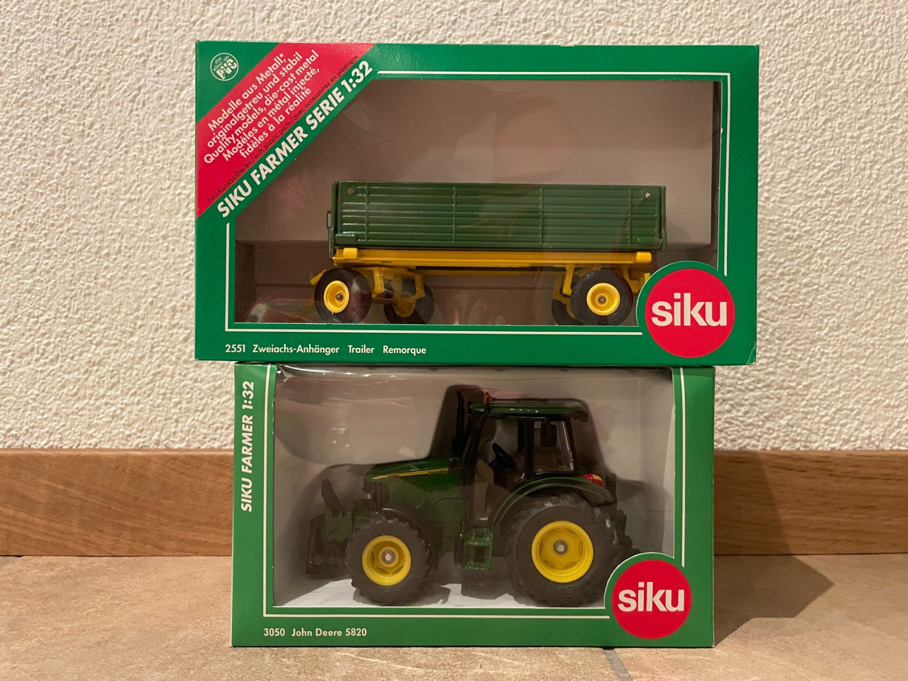 John Deere Trattori: SIKU John Deere 5820 mit Anhänger – Nuovo e nell'imballaggio originale da Kreuzlingen venduto da Stefan1150 5