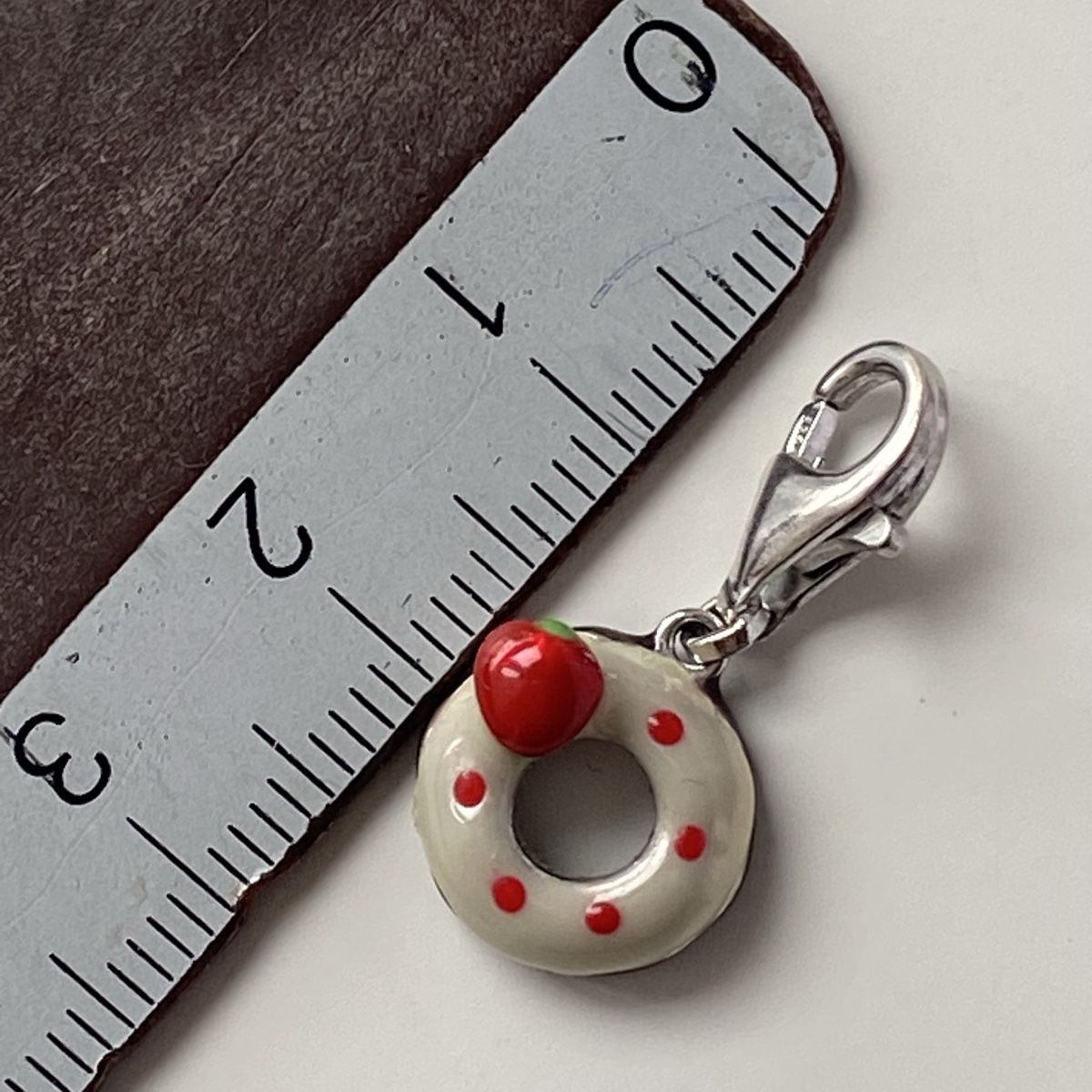 Esprit Ciondoli: ESPRIT Silber 925 Erdbeer Donut Charms – Usato da Givisiez venduto da dor_xb9k 2