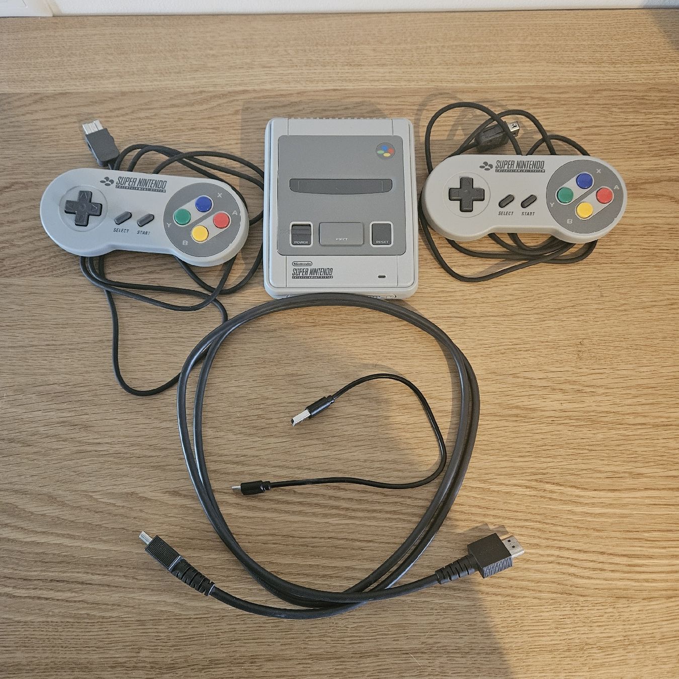 Nintendo Console: Super Nintendo SNES Mini mit 2 Controller - Top Zustand! – Nuovo (secondo la descrizione) da Dübendorf venduto da PrinceTamino