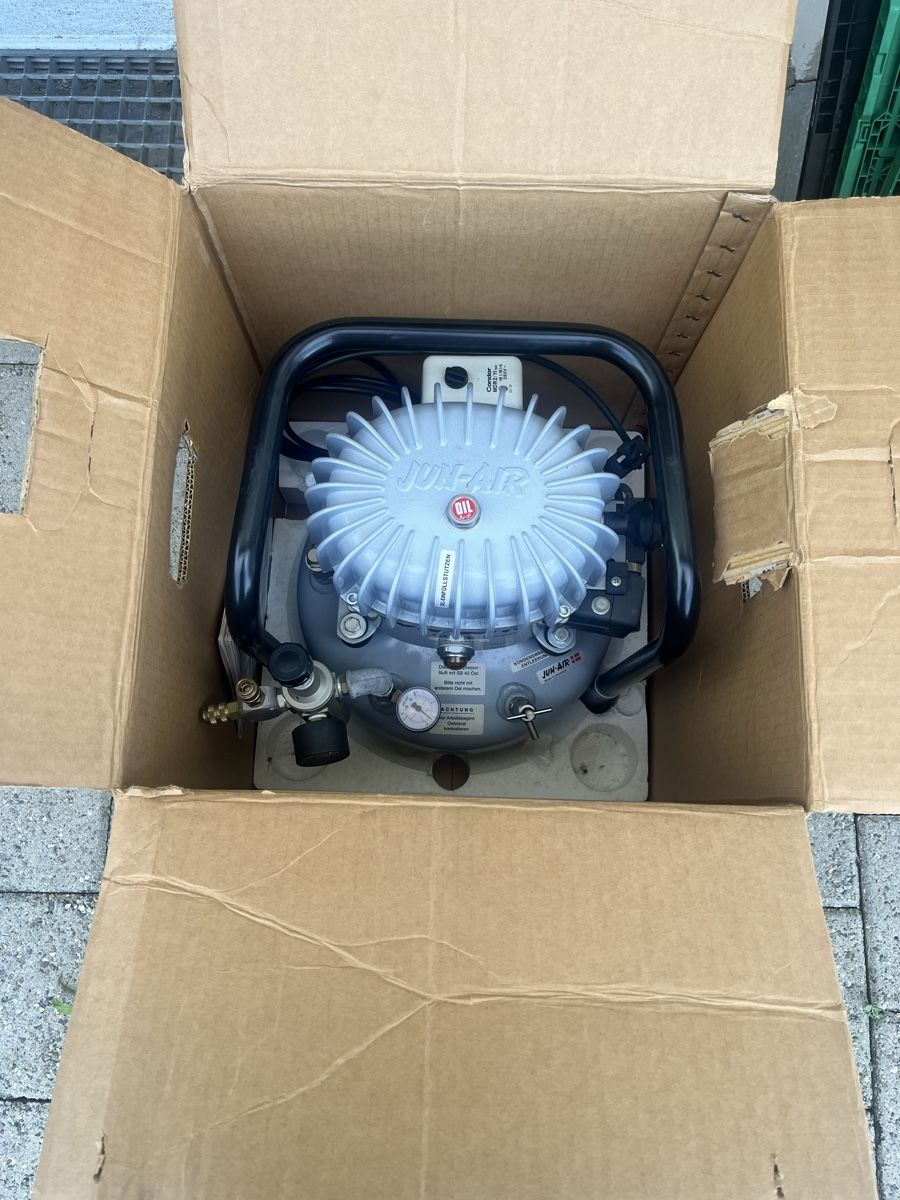 Jun-Air Compressori: Compresseur Jun-Air Model 6-Mini - état impeccable  – Usato da Crissier venduto da Texavery01 6