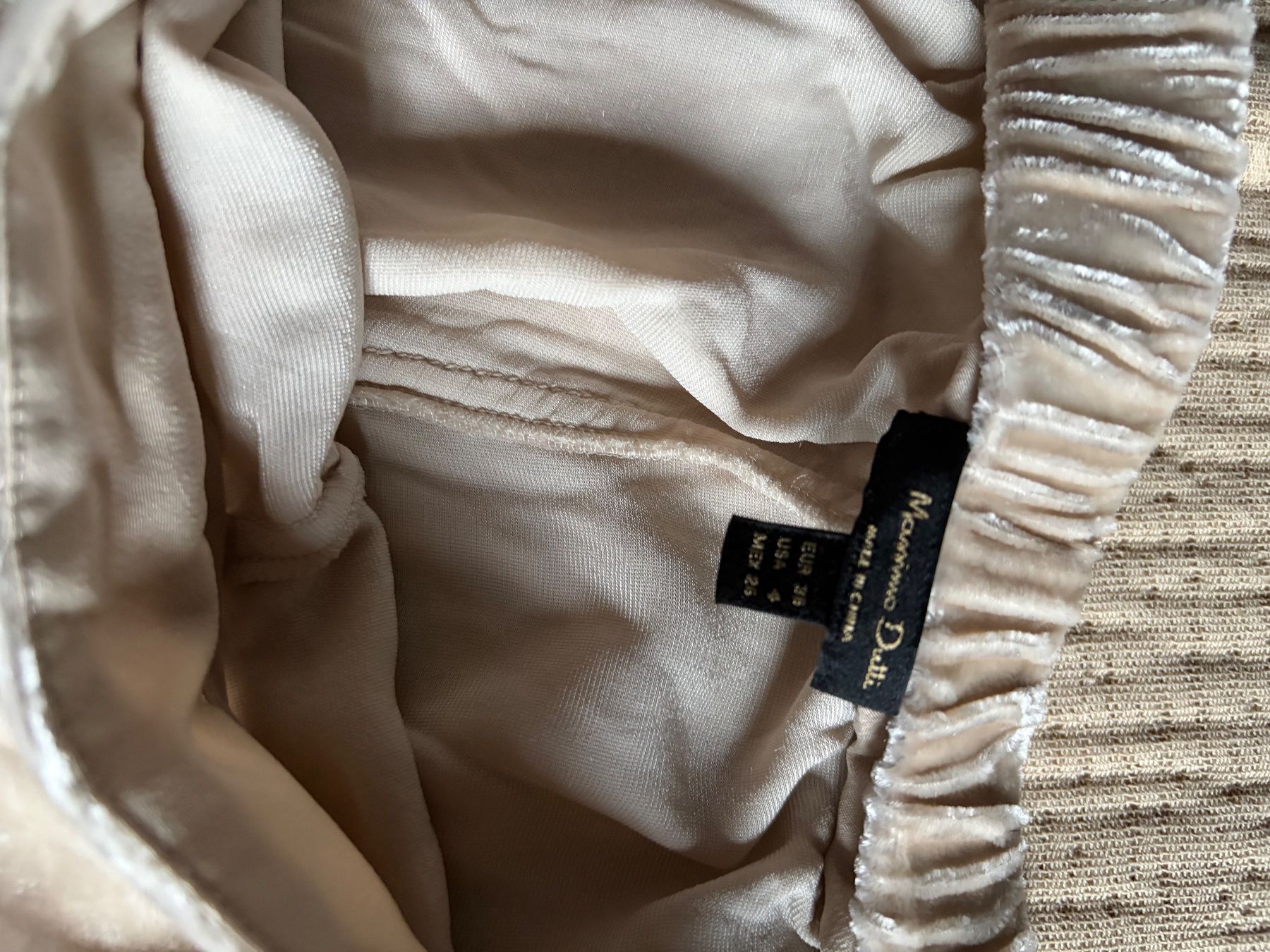 Massimo Dutti Pantaloni: Massimo Dutti Velvet Cream Trousers – Usato da Luzern venduto da AM2nd 1