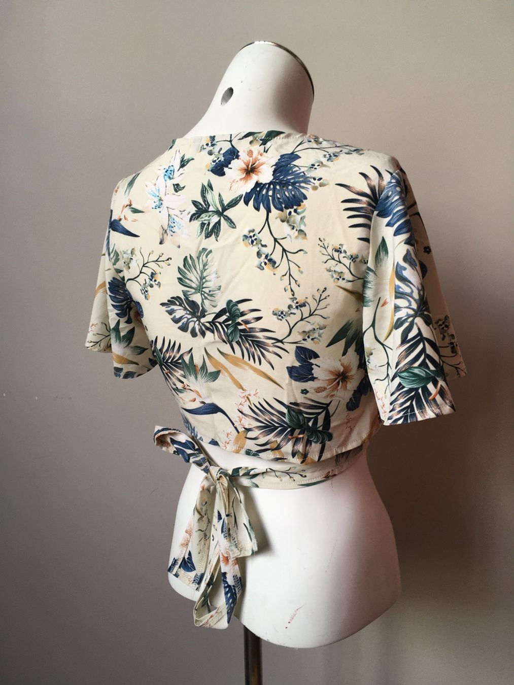 Shein Top: Crop top à fleurs beige - S/36 – Usato da Troinex venduto da Irisglo 1