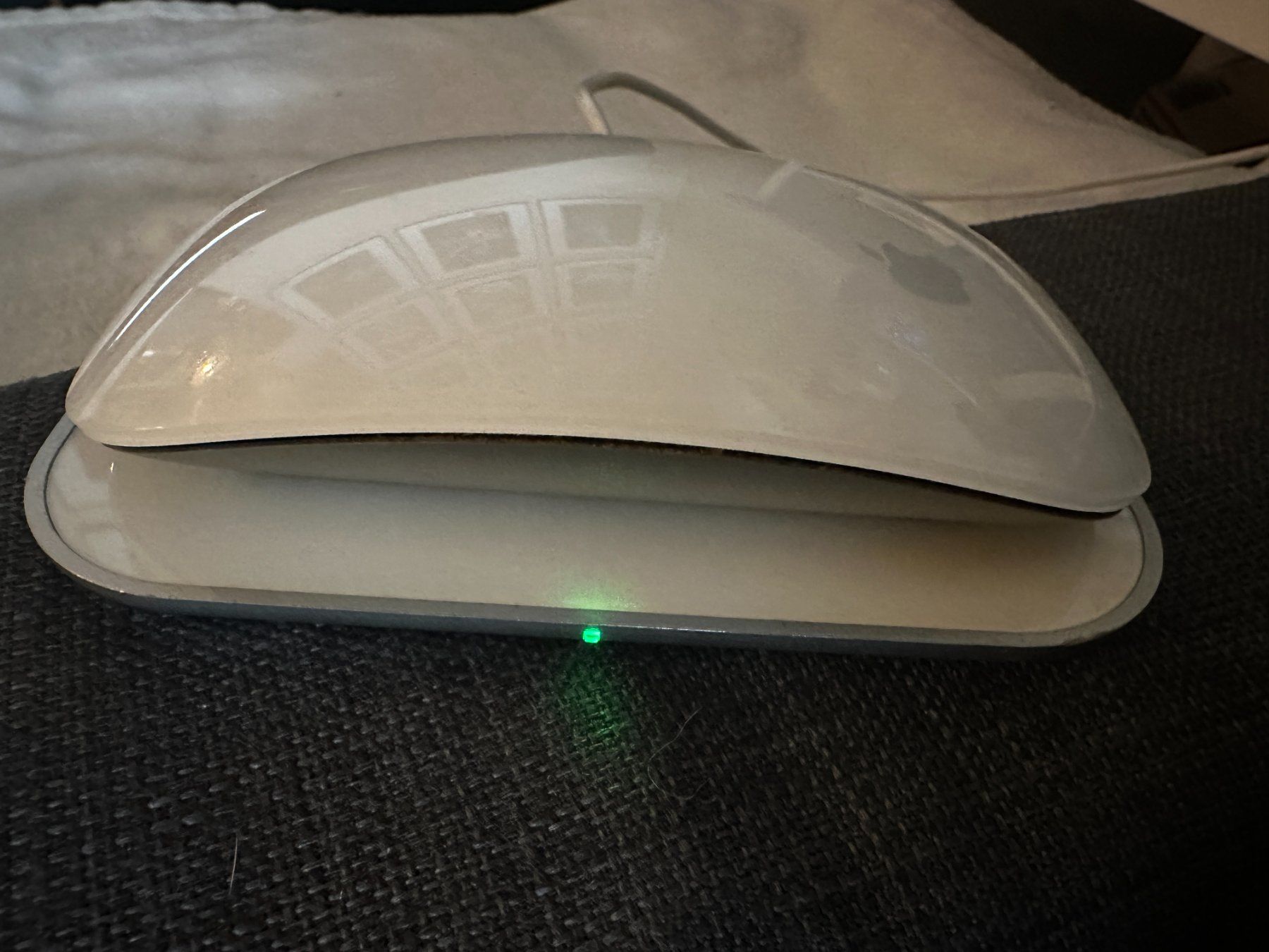 Apple Maus: Apple Magic Mouse + Wireless charger – Gebraucht aus Bellevue von  3