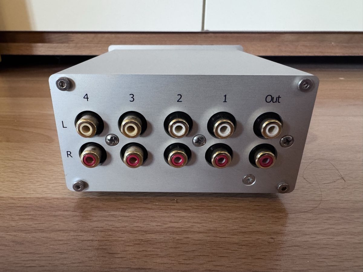 Interruttori: Dodocus Design UBox4C-D Audio Eingangsumschalter Alu – Usato da Hittnau venduto da epic21 1