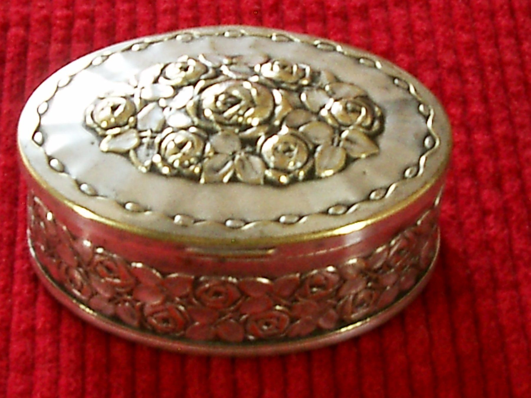Sonstige Dekorationen & Accessoires: Wunderschönes vintage Pilledöschen, versilbert – Gebraucht aus Laupen ZH von tonisculati