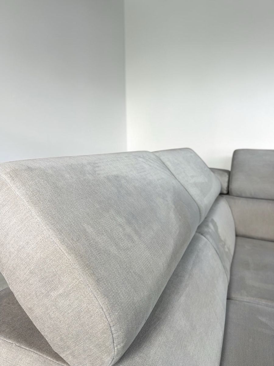 Sofas: Hellgraues Ecksofa aus Stoff mit elektrischer Schlaffunktion – Gebraucht aus Bachenbülach von Sofalab.swiss 3