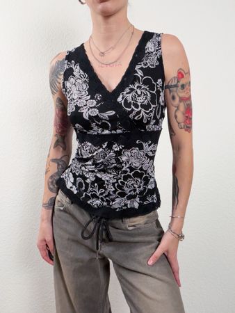 Vintage Y2K Black & white floral lace tank top
