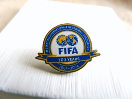 ❗ FIFA 100 years 1904-2004 Jubileum +Versand Pin M13S.21