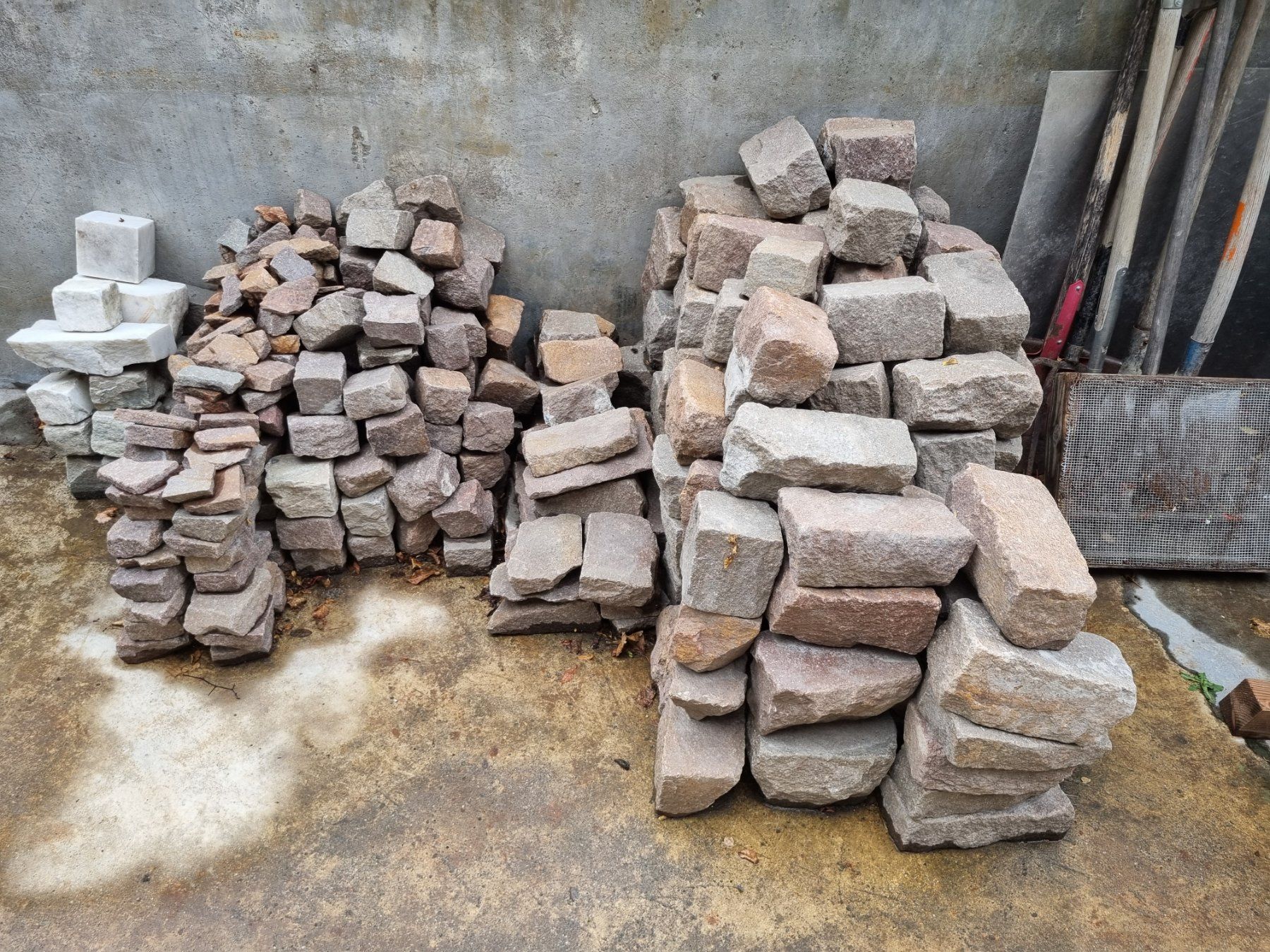 Pierres & tuiles: 1 Posten Borphyr-Granitsteine, verschiedene Grössen – D'occasion à Fürstenaubruck par PizBeverin2018