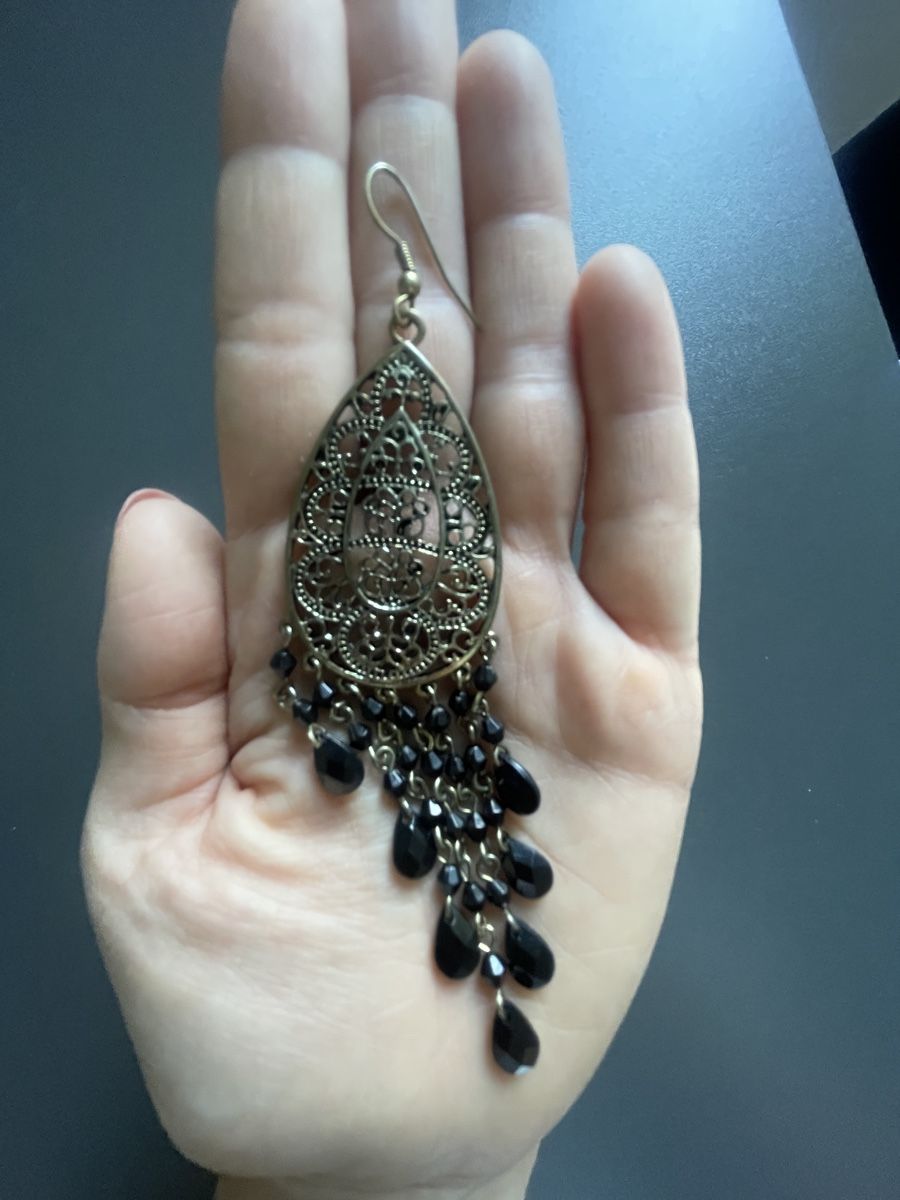 Ohrringe & -stecker: Ohrringe in Gold-/Bronzefarbton mit schwarzen Perlen. – Gebraucht aus Zürich von valevare 2