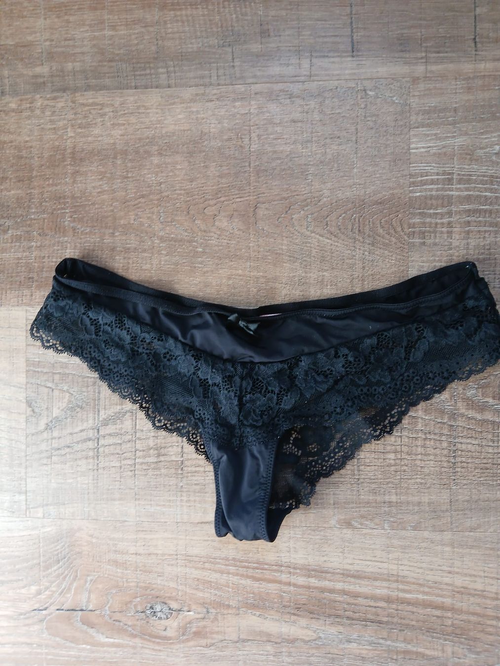 Hunkemöller Autres dessous: Damen Slip  schwarz mit Spitze Grösse M – D'occasion à Balsthal par Leila_Luna