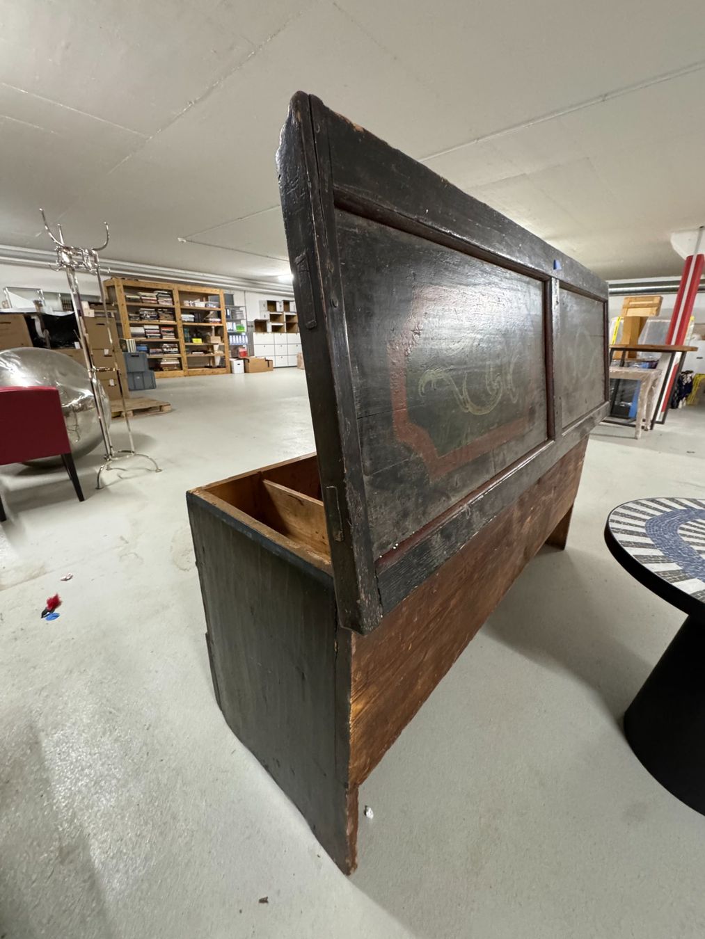 Allestimento di negozi e stand fieristici: 16th century Italian Bahut – Usato da Gsteig b. Gstaad venduto da Auctionly 4