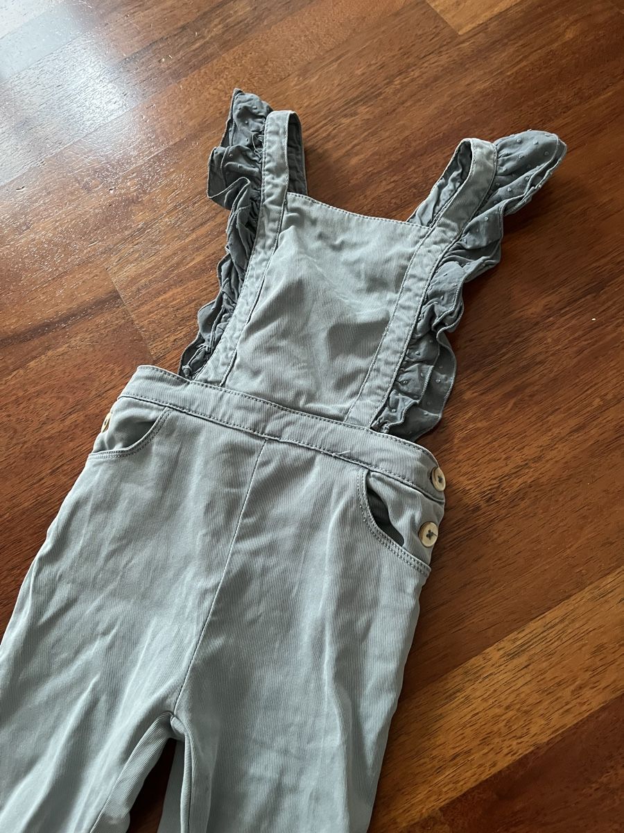 Zara Jumpsuits: wunderschöne Latzhose von Zara, Grösse 98 – Gebraucht aus Männedorf von Qurop 1