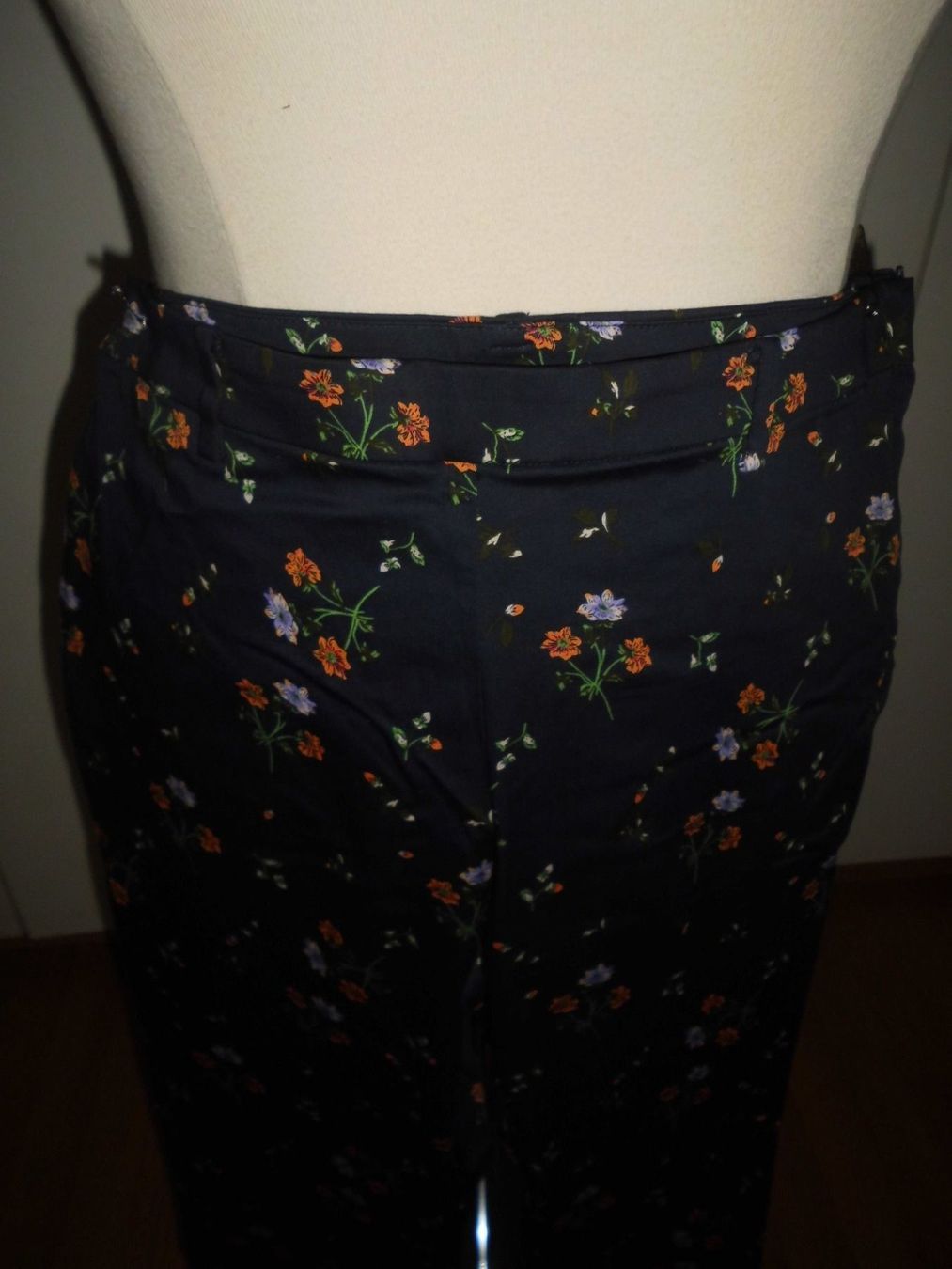 H&M Pantaloni: pantalon coton noir à fleurs T. 44 – Nuovo (secondo la descrizione) da Marin-Epagnier venduto da Madja 1