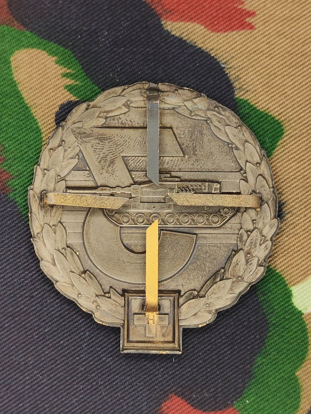 Schweizer Armee Uniformi: Béretemblem Panzerbrigade 3 Goldkranz – Usato da Bauma venduto da SwissMilitaria 1