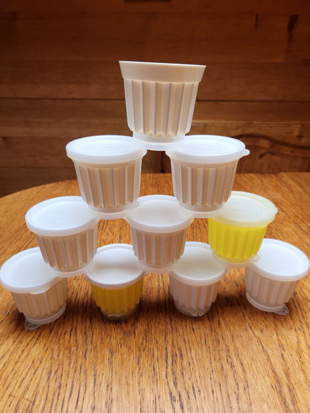 Tupperware Behälter & Ähnliches: Tupperware Puddingformen, 8 Weiss, 2Gelb neuwertig – Neu (gemäss Beschreibung) aus Gstaad von Meiel2020 1
