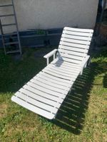 Sonnenliege mit Beistelltischchen