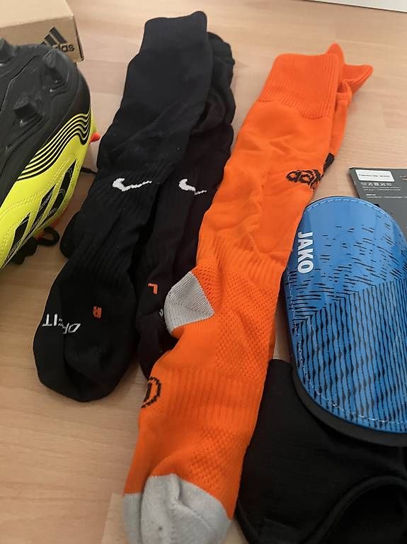 Protezioni & Imbottiture: Protège tibia et baskets pour le football – Usato da Morges venduto da sla_vm75 3