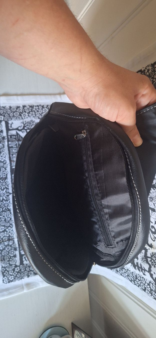 Zaini: Schwarzer Lederrucksack mit modischem Streifen. – Nuovo (secondo la descrizione) da Matten b. Interl venduto da Daeni_2000 4