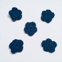 5x Blumen dunkelblau gehäkelt 25 mm