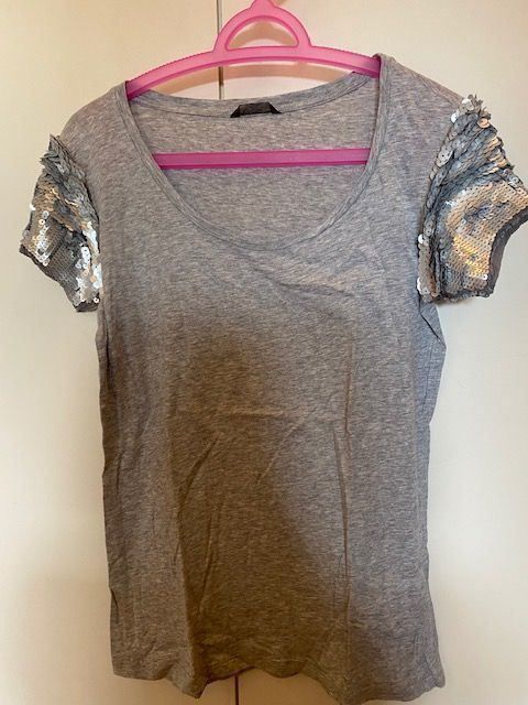 Guess T-shirt: T-shirt GUESS – Nuovo (secondo la descrizione) da Meyrin venduto da The_Top_Dressing