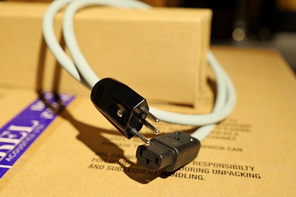 Cavi: ISOL-8 Audiophiles Stromkabel 150cm mit CH Stecker – Nuovo (secondo la descrizione) da Luzern venduto da Hifipro