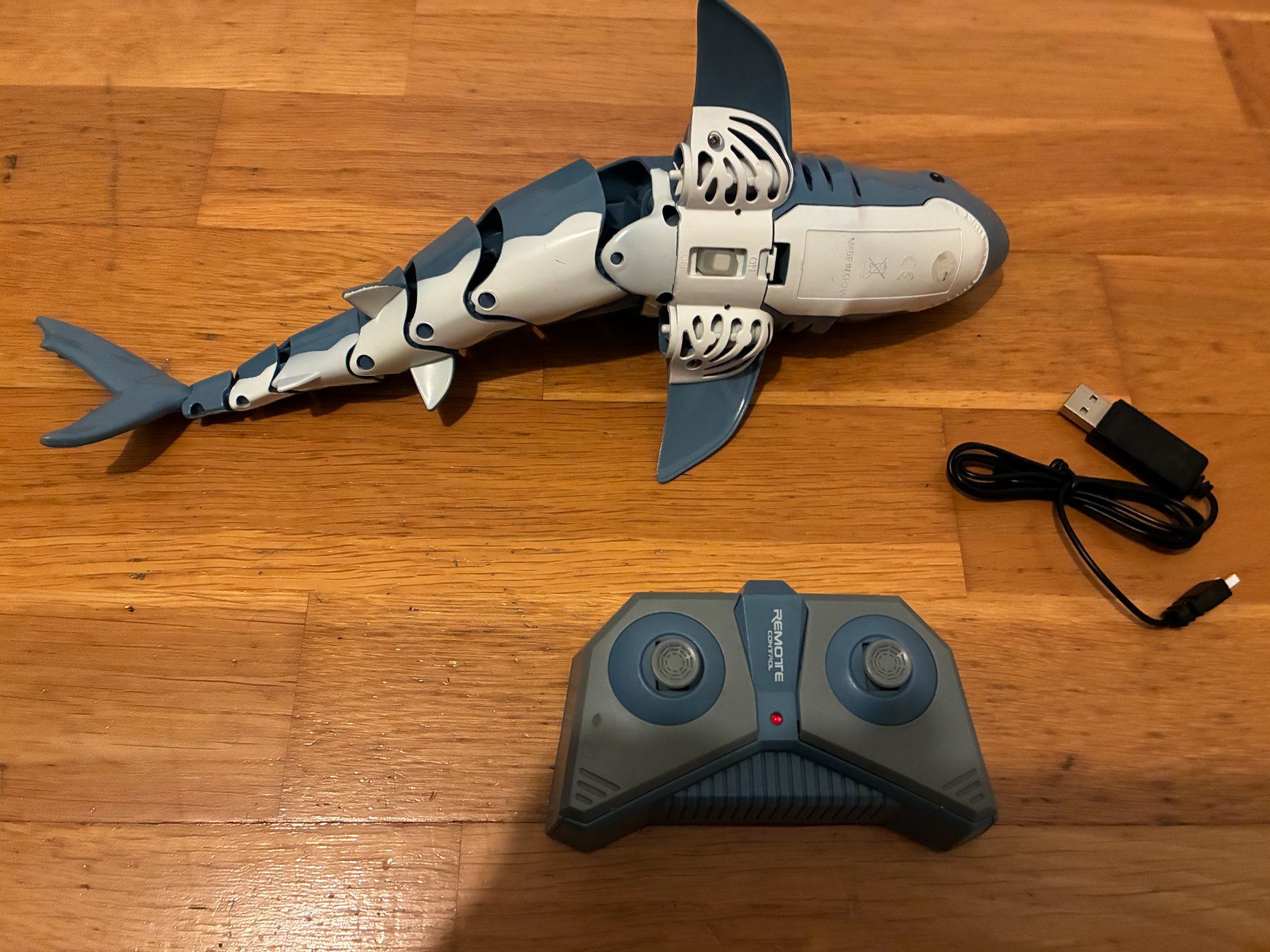 Giocattoli: Requin télécommandé avec télécommande, batterie et chargeur – Usato da Lonay venduto da alp_9sjf 1