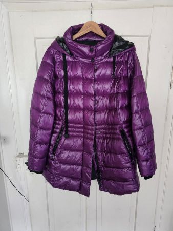 Steppjacke mit Glanz Grösse 48 in Beere