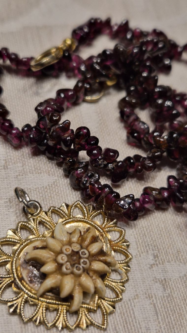 Catenine: Collier grenat vintage avec pendentif edelweiss – Usato da Avry-sur-Matran venduto da cec_nhz8 4