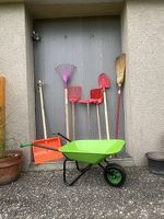 Brouette en métal et outils pour enfant